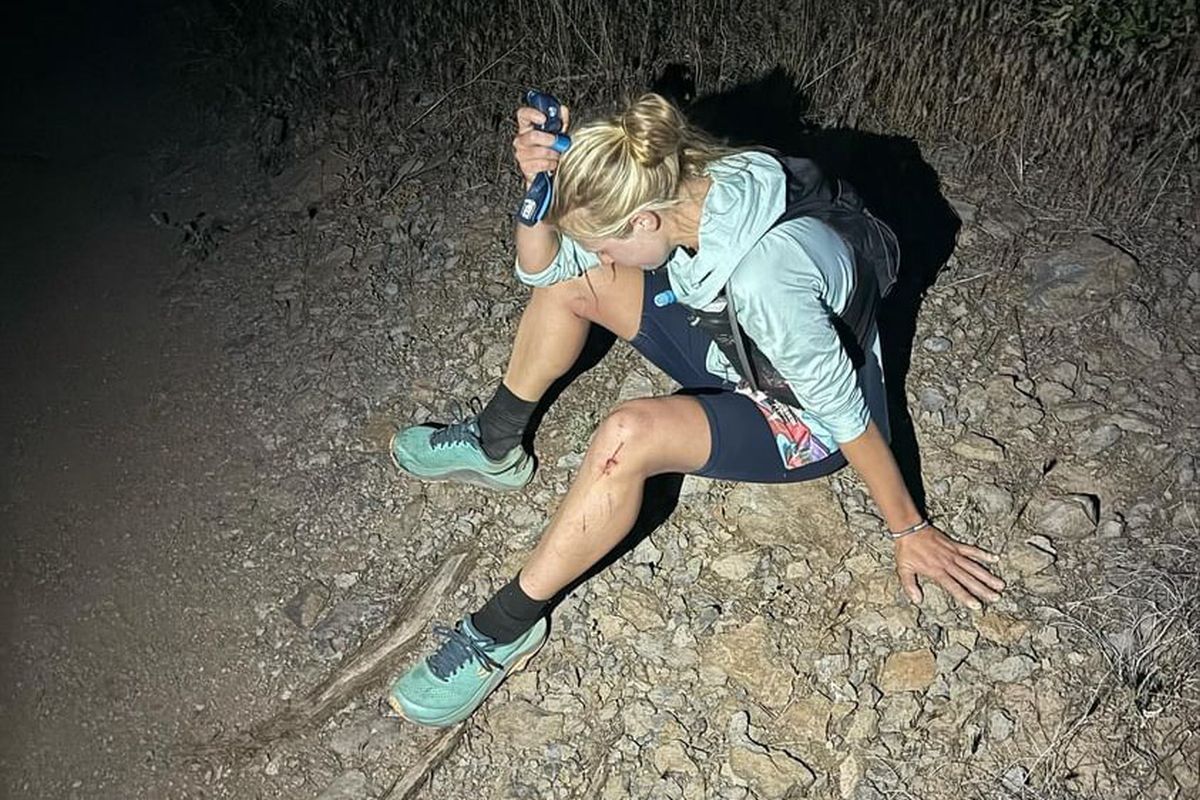 Rachel Entrekin sits during 2024 Cocodona 250 terepsport