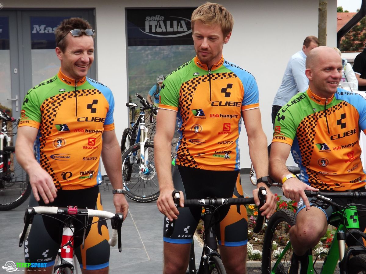 A X2S CUBE TEAM tagjai a megnyitón (Bagyinszki Balázs, Száraz Dénes, Andrási Ferenc)) velence-kompetencia-kozpont-2014-04 x2s-1 w
