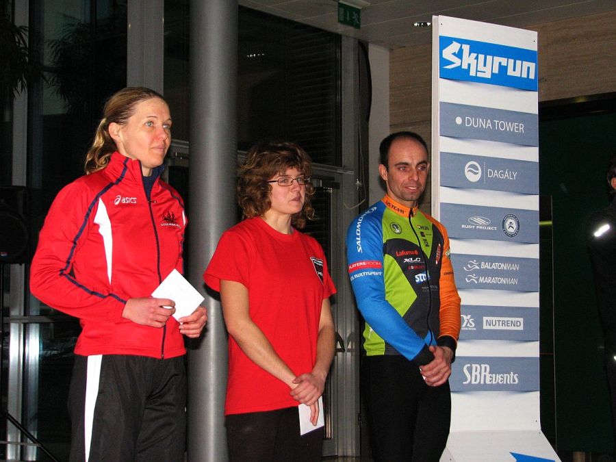 Harsányi Zsuzsanna (női 3.), Szentpéteri Diána (női 1.), Kovács Zsolt (férfi 2.) skyrun-duna-tower-x2s-team-2013 03 900
