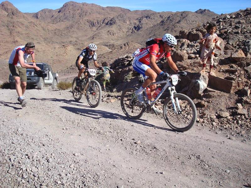 Heras és Fojtik harca a sivatagban sivatag, Nissan, Titan, Desert, kerékpár, maraton, x2s, kona, ironclad, lafuma