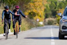KRESZ-ben a kötelező előzési oldaltávolság - Romániában már életbe lépett a szabály