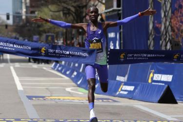 Boston Marathon 2026: John Korir p&aacute;lyacs&uacute;csa, női c&iacute;mv&eacute;d&eacute;s &eacute;s a Tough Ruck h&aacute;tizs&aacute;kol&aacute;s