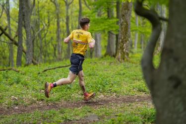 Juh&aacute;sz Patrik &Aacute;kos, p&aacute;lyacs&uacute;ccsal &eacute;s maxim&aacute;lis ITRA ponttal z&aacute;rta a HOKA M&aacute;trab&eacute;rc Trails terepfut&oacute; versenyt
