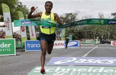 Kenenisa Bekele 2:05:03 p&aacute;lyacs&uacute;ccsal nyerte a P&aacute;rizs Maratont
