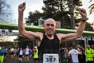 Tommy Hughes 60 évesen mosolyogva a maraton futás célkapujában