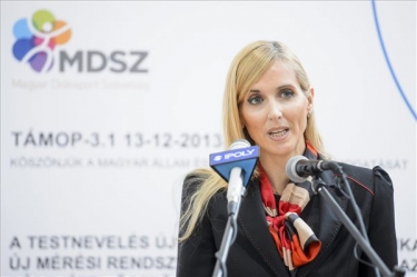 Szab&oacute; T&uuml;nde, az Emberi Erőforr&aacute;sok Miniszt&eacute;rium&aacute;nak sport&eacute;rt felelős &aacute;llamtitk&aacute;ra
