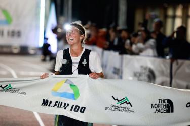 A Mt. Fuji 100 fut&oacute;versenyen Courtney Dauwalter hatalmas előnnyel nyerte a női versenyt, &ouml;sszetettben a harmadik helyen &eacute;rkezett c&eacute;lba