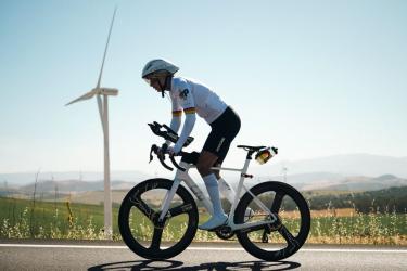 Sarah Ruggins bicajjal &aacute;tsz&aacute;guldott Eur&oacute;p&aacute;n: 6042 km, 9 orsz&aacute;g, 13 nap - egy rekord, ami t&uacute;lmutat a wattokon