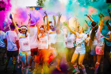 Fesztiv&aacute;lhangulat &eacute;s &eacute;lm&eacute;nyfut&aacute;s Szolnokon - Color Run