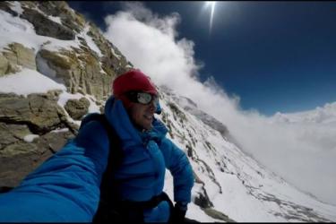 Kilian Jornet a halad&oacute; t&aacute;borban a cs&uacute;csh&oacute;d&iacute;t&aacute;s előtt