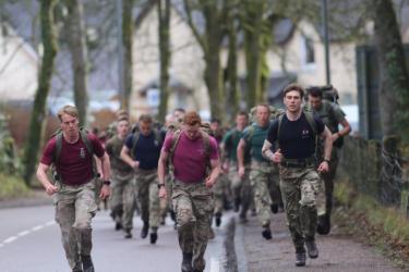 Commando Speed March - fut&oacute;verseny nehez&iacute;tett form&aacute;ban, elk&eacute;pesztő sebess&eacute;ggel