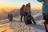 A kettős l&aacute;bamput&aacute;lt Rustam Nabiev k&eacute;zen h&uacute;zta fel mag&aacute;t az Everest tetej&eacute;re
