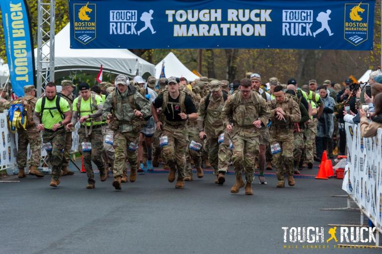 Boston maraton m&aacute;sk&eacute;ppen - TOUGH RUCK 42 km h&aacute;tizs&aacute;kol&aacute;s