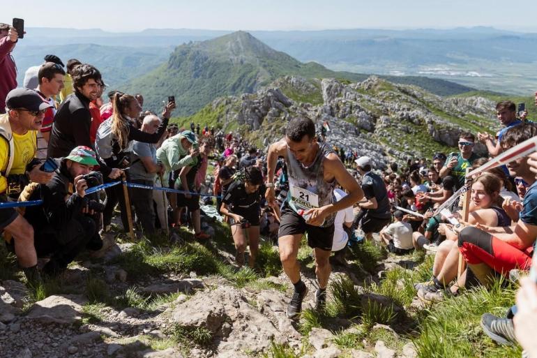 Zegama-Aizkorri terepfut&oacute; zar&aacute;ndoklat, ahol a s&aacute;r szenteltv&iacute;z, a szurkol&oacute; pedig vall&aacute;si fanatikus (+vide&oacute;)